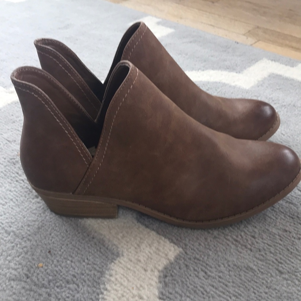 Universal Thread Tan Booties